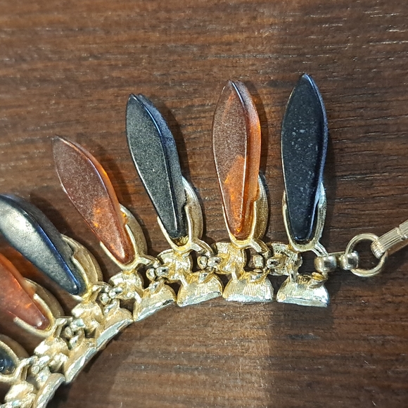 Vintage  1960s Coro Egyptian Revival Collar and Matching Clip on Earrings - Picture 10 of 11